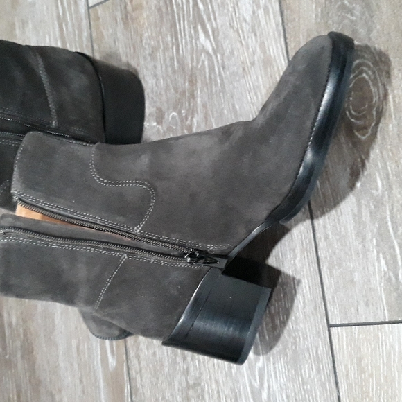 Via Spiga dark grey suede zip ankle boots. Size 5.5. Mint condition - Picture 5 of 12